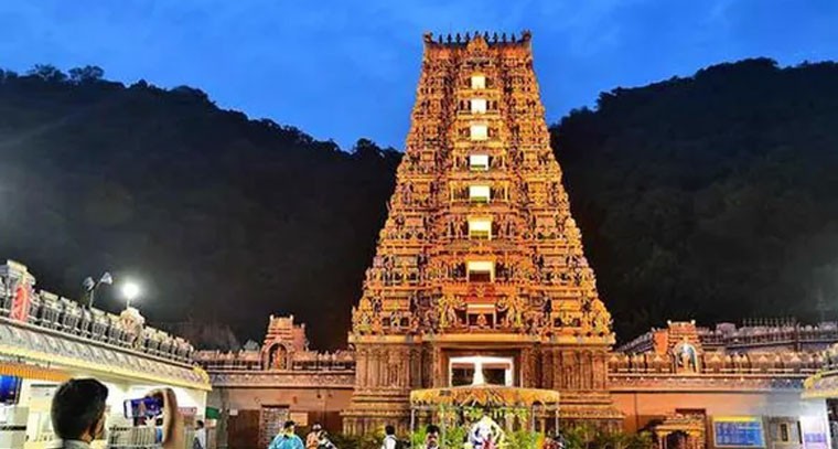 దుర్గమ్మ ఆలయంలో భక్తులపై పార్కింగ్‌ సిబ్బంది దాడి