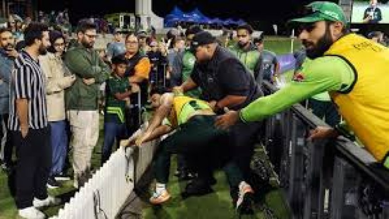 పాక్ క్రికెటర్ ఖుష్‌దిల్ షా ఆగ్రహం ఓ అభిమానిపైకి దూసుకెళ్లిన వైనం