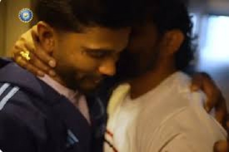 టీమిండియాకు ఆపద్బాంధవుడిలా మారిన తెలుగుతేజం సంతోషం వ్యక్తం చేస్తున్న కుటుంబ సభ్యులు