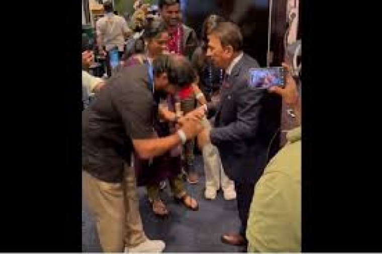 గవాస్కర్ ను కలిసి తమ ఆనందాన్ని పంచుకున్న వైనం