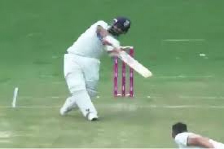 సిడ్నీ టెస్టులో లాంగ్ ఆన్ మీదుగా భారీ సిక్స‌ర్ బాదిన పంత్‌