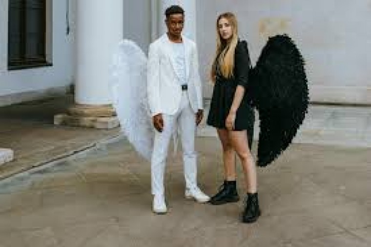 పక్షుల్లా రెక్కలు కట్టుకుని ఎగిరిపోవాలనేది మనిషి చిరకాల వాంఛ