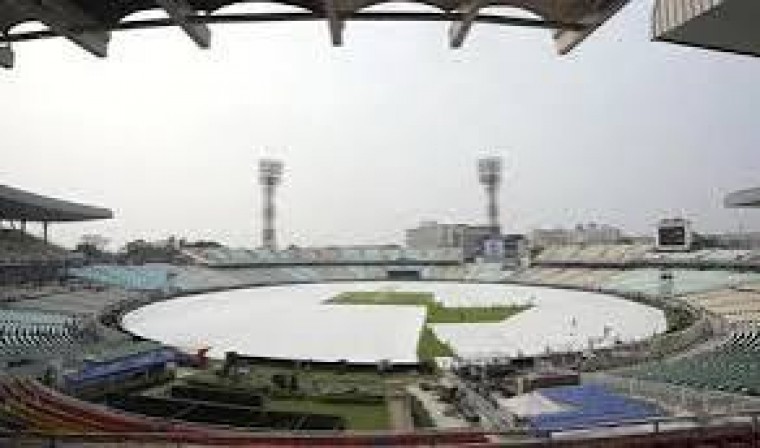 కోల్‌క‌తా ఈడెన్ గార్డెన్స్ వద్ద ప్ర‌స్తుతం న‌ల్ల‌టి మేఘాలు ద‌ట్టంగా క‌మ్ముకొన్నాయి