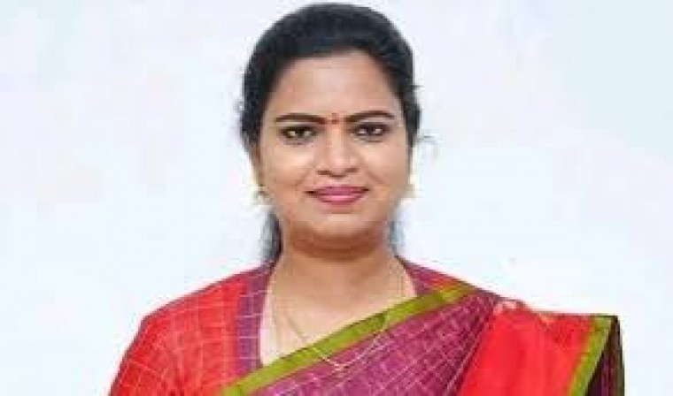 అక్రమ కేసులు పెట్టించి, రాజకీయంగా ఇబ్బంది పెట్టే ప్రయత్నం చేస్తున్నారని రజని అన్నారు.