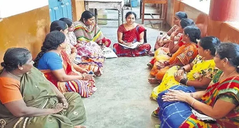 డ్వాక్రా మహిళలకు నాటు కోళ్లు పంపిణీ