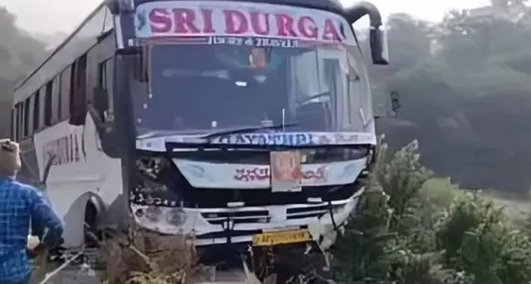 శ్రీశైలం ఘాట్ రోడ్డులో తప్పిన పెను ప్రమాదం