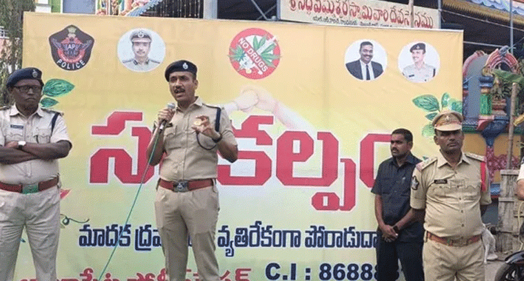 ఈస్ట్ సబ్ డివిజన్లో పోలీసుల సోదాలు వాహనాలు సీజ్