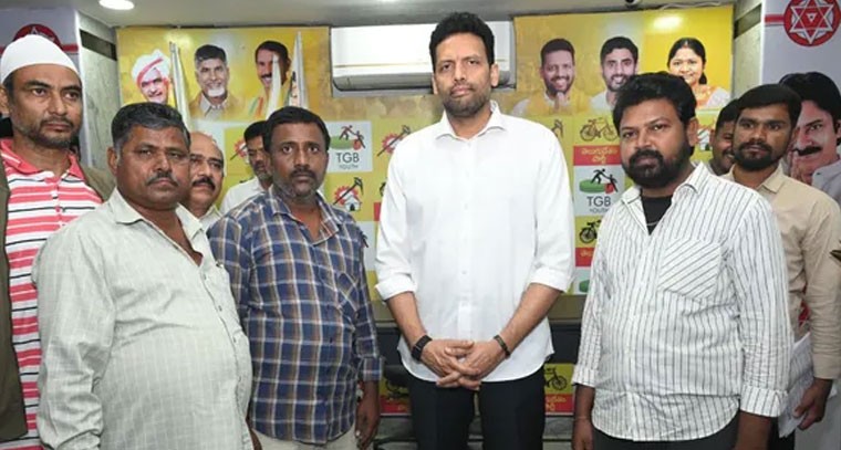 104 ఉద్యోగుల బకాయి వేతనాలు చెల్లించాలని మంత్రి భరత్ కు వినతి