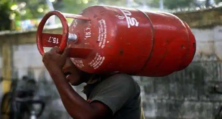 తగ్గిన కమర్షియల్ సిలిండర్ ధర