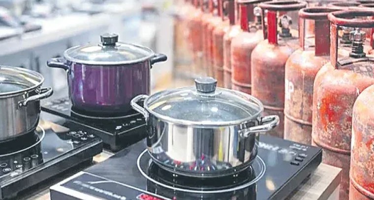 గ్యాస్ కొరత: ఇండక్షన్ స్టవ్‌ల వైపు ప్రజలు, కంపెనీల బంపర్ ఆఫర్లు