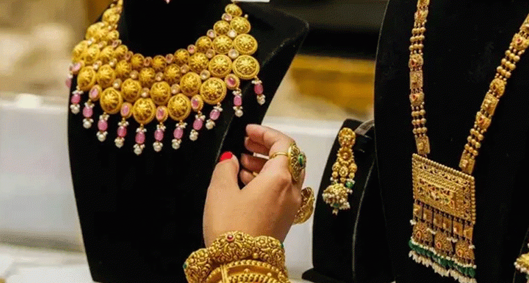 స్వల్పంగా తగ్గిన బంగారం ధరలు