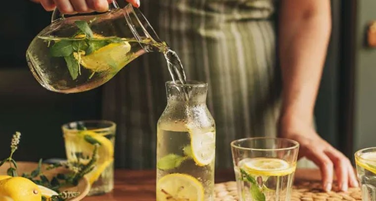 గోరువెచ్చని నిమ్మ నీరు.. ఆరోగ్యానికి వరం, జాగ్రత్తలు తప్పనిసరి!