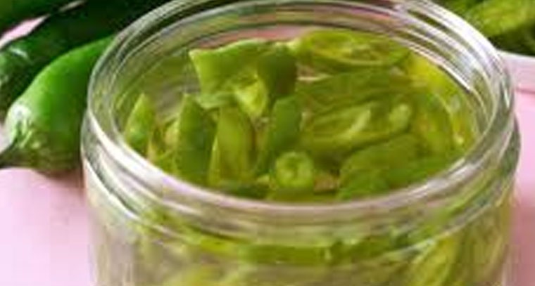 2 పచ్చి మిరపకాయలను రాత్రంతా నీటిలో నానబెట్టి 4 రోజులు త్రాగాలి