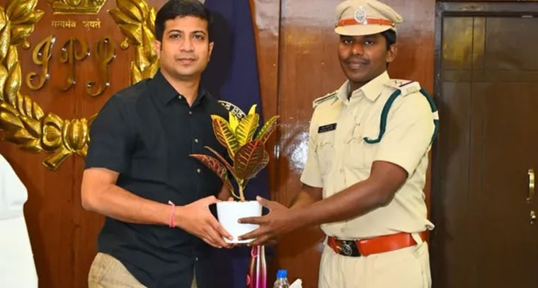 గ్రూప్ 2 సాధించిన ఆర్ఎస్సైని అభినందించిన ఎస్పీ