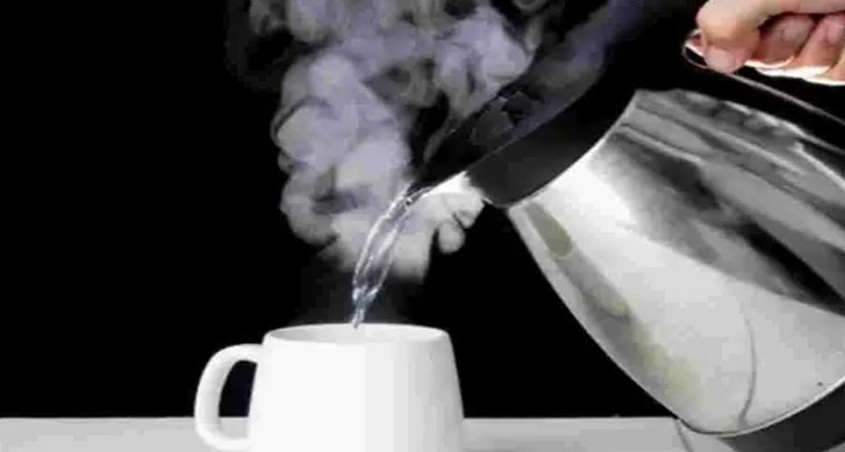 వేడినీళ్లు తాగితే ఈ సమస్యలు!