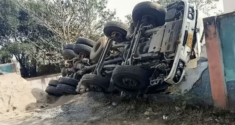 పాఠశాల గోడను ఢీకొన్న వ్యాన్.. తప్పిన పెను ప్రమాదం