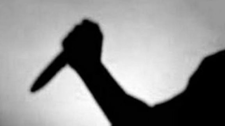 నెల్లూరు జిల్లా గూడూరులో బంగారం కోసం పాఠశాలకు వెళ్తున్న ఉపాధ్యాయురాలిపై కత్తితో దాడి