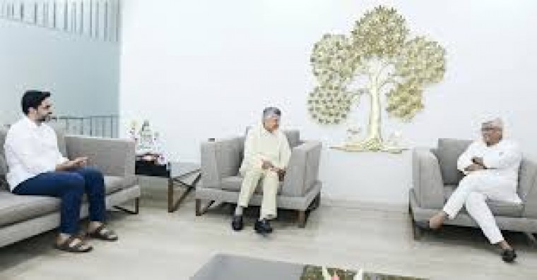 ఉండవల్లిలోని క్యాంపు కార్యాలయంలో  చంద్రబాబుతో గజేంద్ర షెకావత్ సమావేశమయ్యారు
