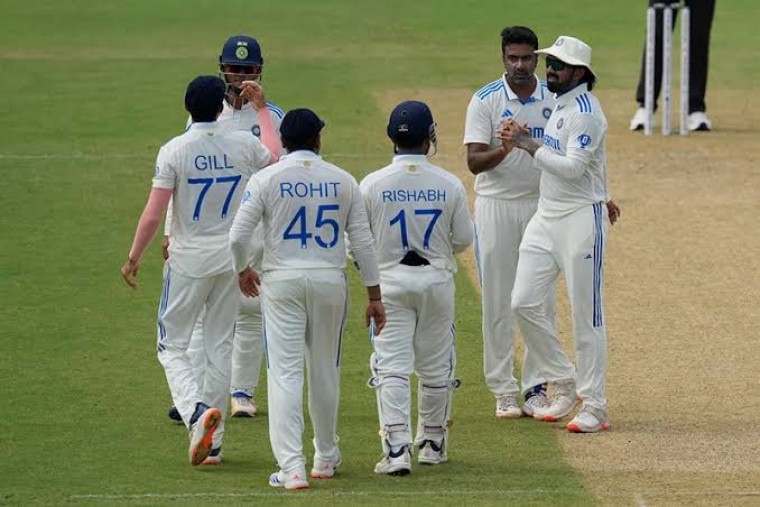 తొలి ఇన్నింగ్స్‌లో బంగ్లా  233 ప‌రుగుల‌కే ఆలౌట్