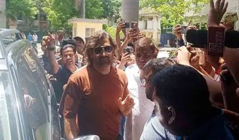 రాంచీలోని ఓ పోలింగ్‌ బూత్‌లో ఓటు వేసిన ధోనీ దంప‌తులు 