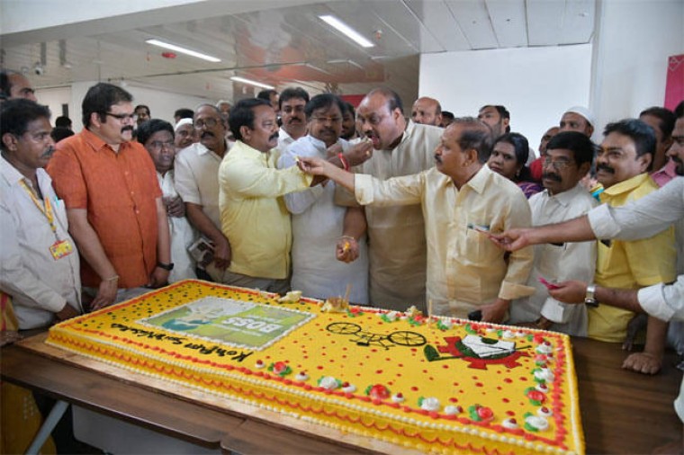 మంగ‌ళ‌గిరిలోని పార్టీ ప్ర‌ధాన కార్యాల‌యంలో చంద్ర‌బాబు బ‌ర్త్‌డే వేడుక‌లు
