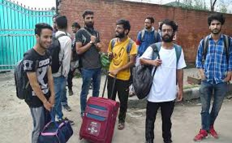 ఏపీ తెలంగాణ ప్రభుత్వాల చొరవతో విద్యార్థులను తరలించేందుకు ప్రత్యేక ఏర్పాట్లు