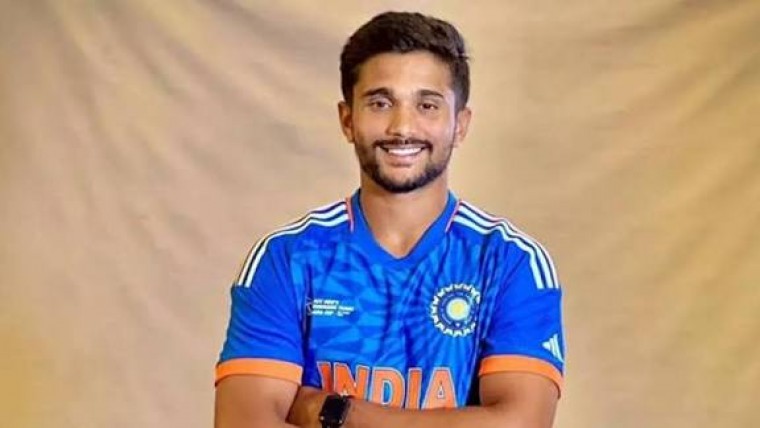 ఆస్ట్రేలియాతో తొలి వన్డేలో అరంగేట్రం చేసిన నితీశ్ రెడ్డి