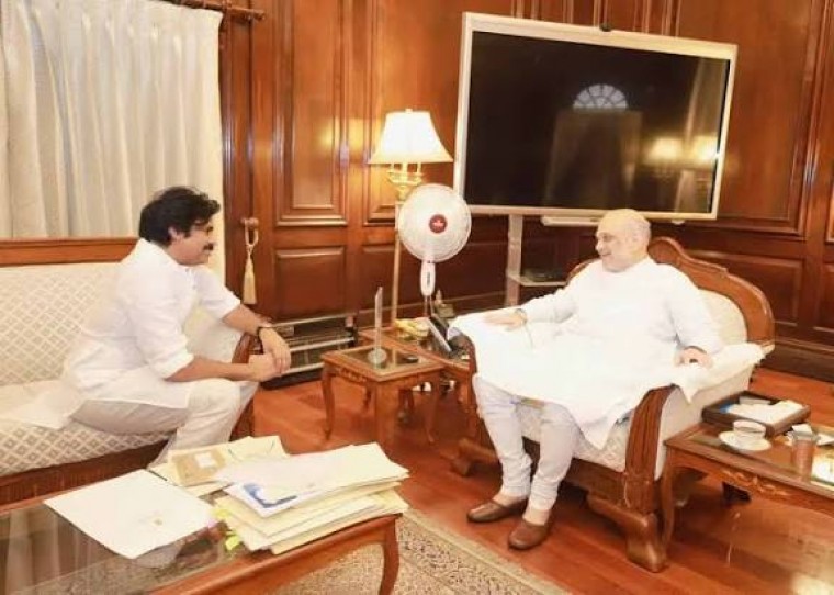 అమిత్ షాతో  పవన్ కల్యాణ్ భేటీ ఉప్పాడ తీరప్రాంత కోత నివారణకు రక్షణ గోడపై ప్రధానంగా చర్చ