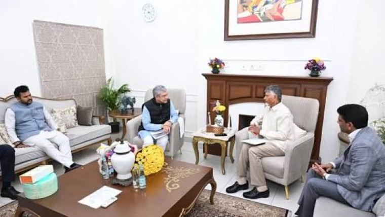 అశ్వినీ వైష్ణవ్‌తో చంద్రబాబు భేటీ విజయవాడ-బెంగళూరు మధ్య తిరుపతి మీదుగా వందేభారత్ ఏర్పాటుకు వినతి