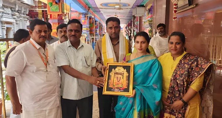 అమ్మవారిని దర్శించుకున్న జిల్లా కలెక్టర్