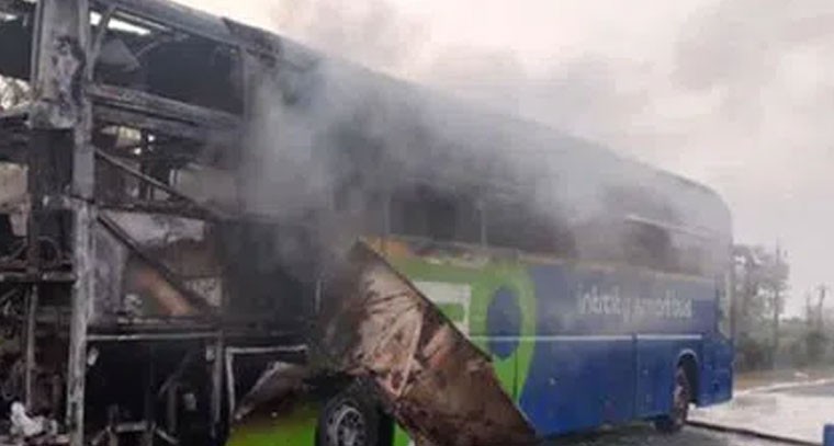 ప్రైవేట్‌ ట్రావెల్స్‌ బస్సు దగ్ధం.. 39 ప్రయాణికులకు తప్పిన ప్రమాదం