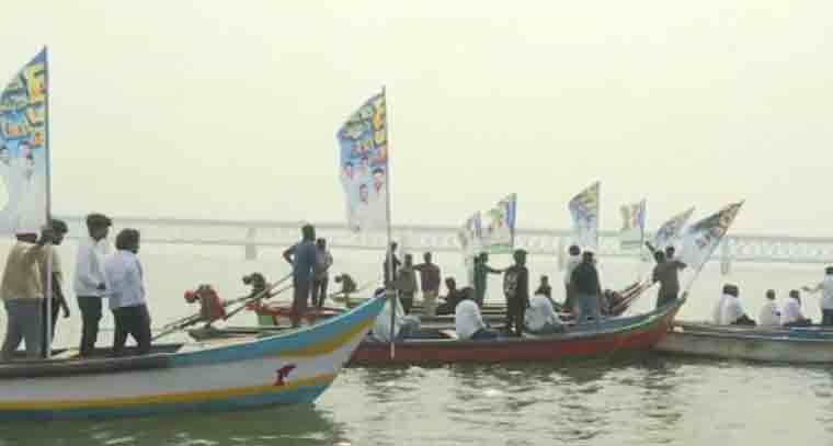 గోదావరి నదిలో పడవలతో జగన్ కి జన్మదిన శుభాకాంక్షలు తెలిపిన అభిమానులు 