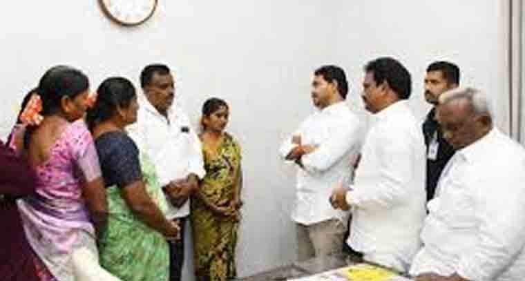 వేమూరు నియోజకవర్గంలో వైసీపీ కార్యకర్తల ఇళ్లపై దాడి చేసిన టీడీపీ కార్యకర్తలు