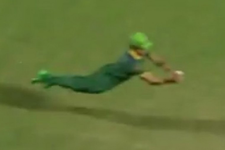 55 ఏళ్ల వయసులో అదిరిపోయే క్యాచ్ పట్టిన జోంటీ రోడ్స్.... 