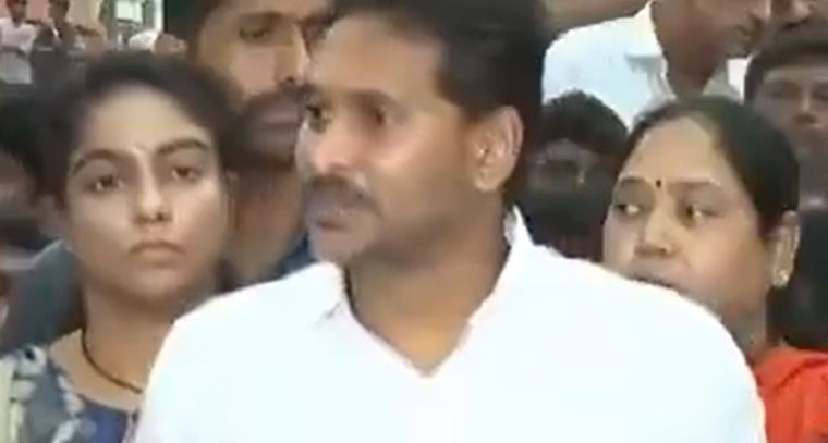 చంద్రబాబు ప్రజాస్వామ్యాన్ని ఖూనీ చేశాడు  -వైఎస్ జగన్ 