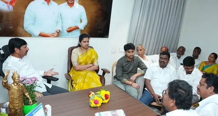 జోగి రమేష్ ని కలిసిన మాజీ మంత్రి విడుదల రజినీ