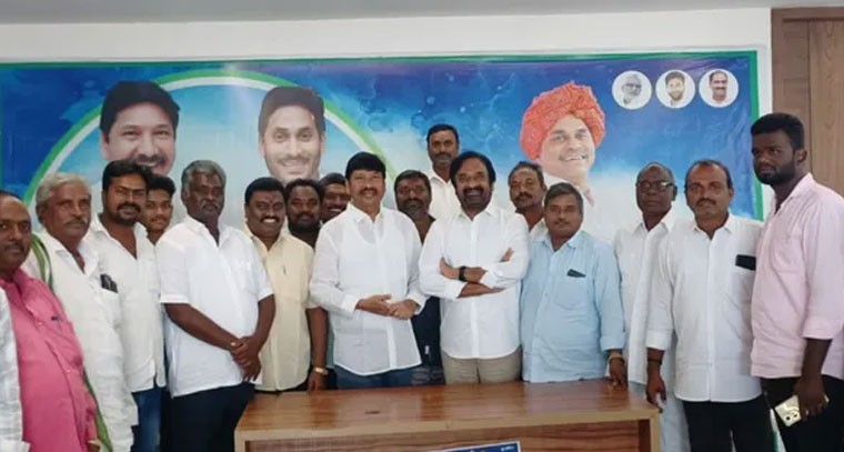 మాజీ మంత్రి జోగి రమేష్ ను కలిసిన పొన్నూరు వైసిపి నేత అంబటి