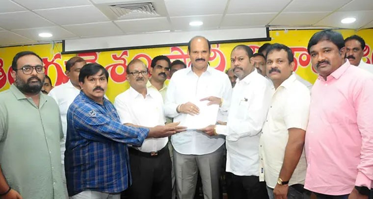 మంత్రి దృష్టికి జర్నలిస్టుల సమస్యలు