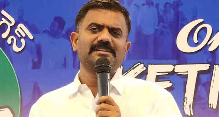 చంద్రబాబు అధికారాన్ని అడ్డుపెట్టుకొని తనపై ఉన్న కేసులు కొట్టివేయించుకునే ప్రయత్నం చేస్తున్నారు 