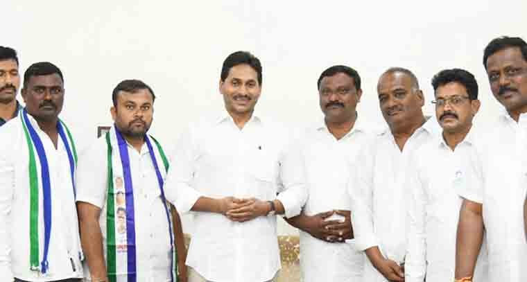 ఖమ్మం జిల్లా వైసీపీ అభిమానులపై కేసులు, అండగా ఉంటానని హామీ ఇచ్చిన జగన్ 