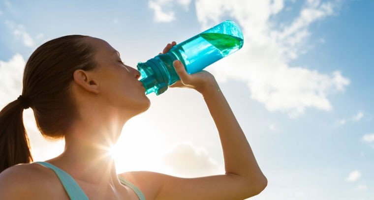నీరు త్రాగడానికి 4 నియమాలను నేర్చుకోండి
