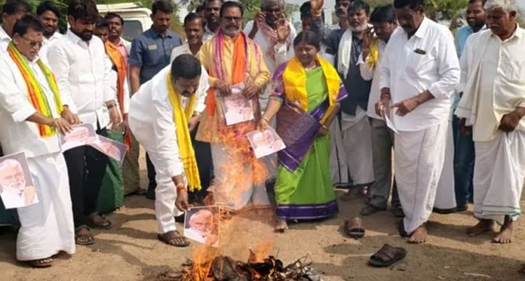 సీఎంపై అంబటి అనుచిత వ్యాఖ్యలపై దిష్టిబొమ్మ దహనం