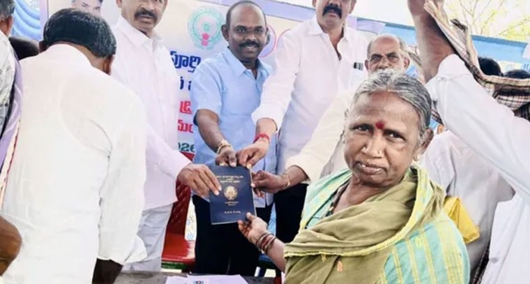 రైతుల భూ హక్కులకు కొత్త పాస్‌బుక్ లు పంపిణీ