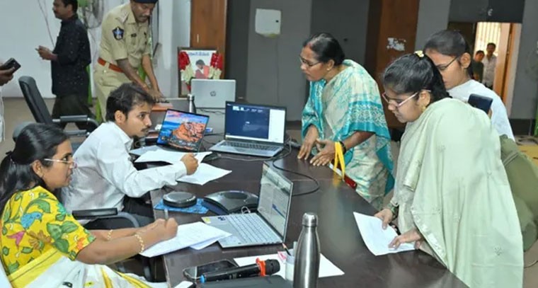 పీజీఆర్ఎస్ అర్జీలు గడువులోపు పరిష్కరించాలి