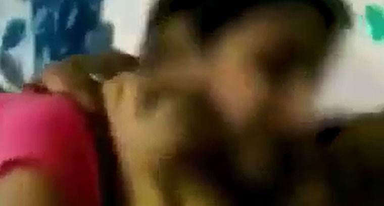యువతికి బలవంతంగా ముద్దులు పెట్టిన ఎస్పీ నేత 