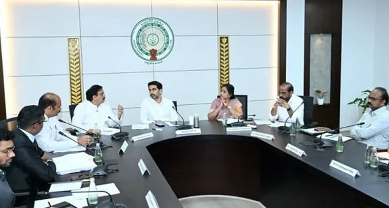 చిన్నారులను సోషల్ మీడియాకు దూరంగా ఉంచాల్సిందే...!