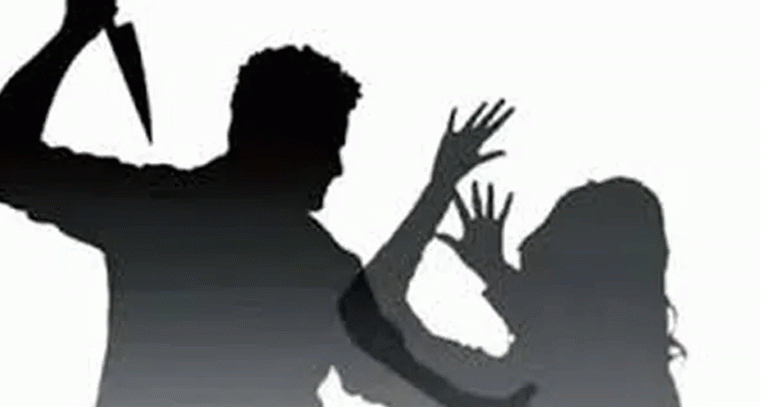 కోడలిపై మామ కత్తితో దాడి
