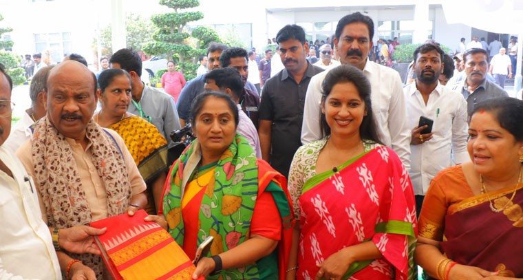 చేనేత ప్రదర్శన స్టాల్స్ ను సందర్శించిన మంత్రివ‌ర్యులు సవిత