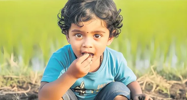 పిల్లలు మట్టి తింటే ఏం జరుగుతుందో తెలుసా..?