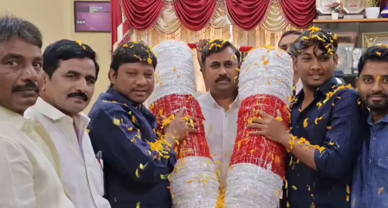 మిద్దె శివరాంకు అభిమాని ఘన సన్మానం